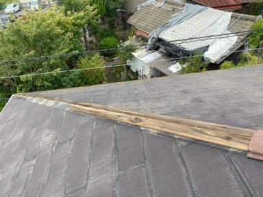 周南市で屋根の調査、屋根の頂上にある金属の板の剥がれ・飛散