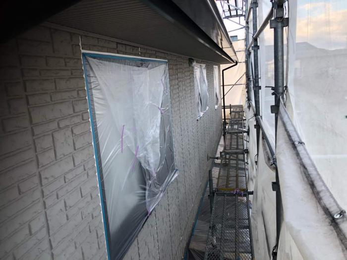 防府市で窓に養生をして 外壁に下塗り ガイソー周南店 住まいの外装リフォーム専門店