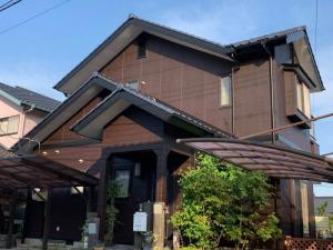 周南市で外壁塗装と瓦屋根の谷樋（谷板金）の交換工事