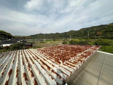 周南市で折板屋根の屋根点検、広範囲の錆と穴あきで屋根カバー工法を提案
