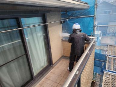周南市の外壁塗装工事で高圧洗浄を実施、高圧洗浄の重要性とは