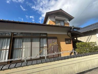周南市で外壁塗装の現場調査｜カビ・藻の繁殖が外壁に与える影響とは