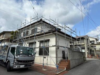 周南市で外壁塗装工事、外壁塗装の第一歩！足場設置と高圧洗浄