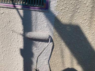 周南市で外壁塗装、外壁の中塗り・上塗りと雨樋などの付帯部を塗装