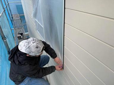 下松市で外壁塗装の養生作業！窓・玄関ドアを丁寧に保護