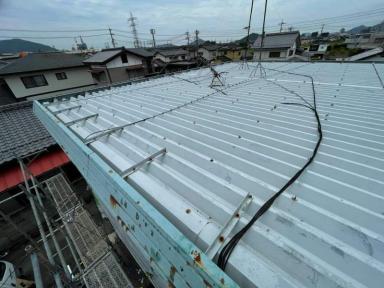 周南市のアパートの折板屋根をカバー工法でリフォーム｜タイトフレーム設置