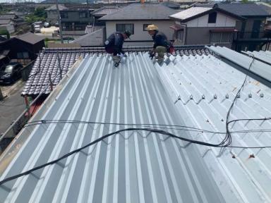 周南市で折板屋根カバー工法｜ぺフ付きガルバリウム屋根材の施工と雨樋交換